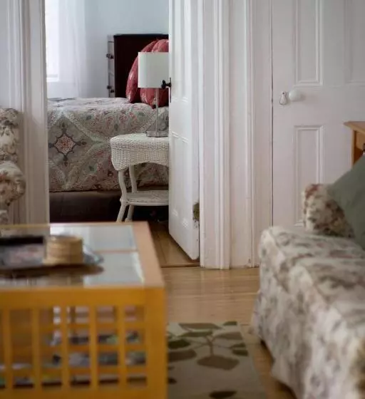 Retkeilymaja Historic White Blossom House