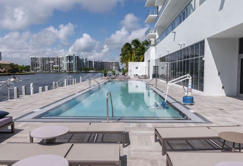 Hyde Beach House Private Suites