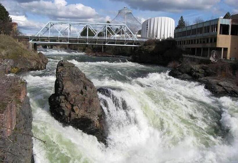 Turning Leaf Townhome Suites