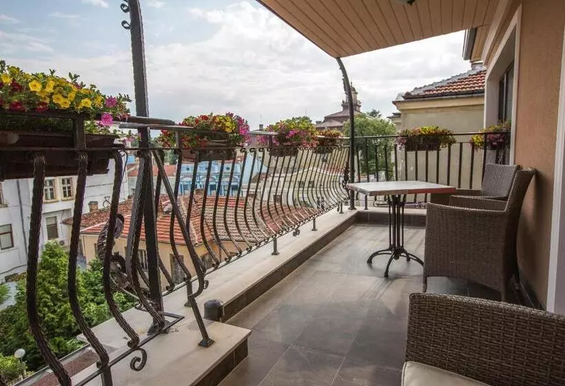 پانسیون 8 1/2 Art Guest House