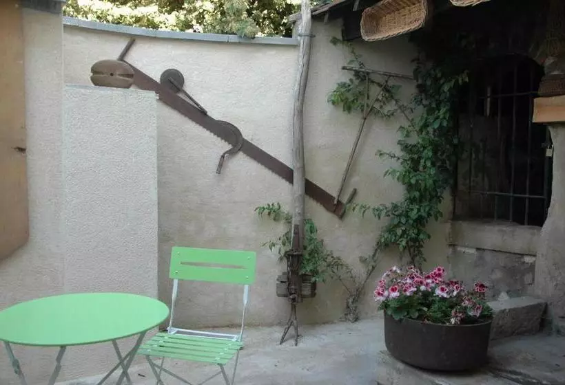 پانسیون Aux Roses Tremières