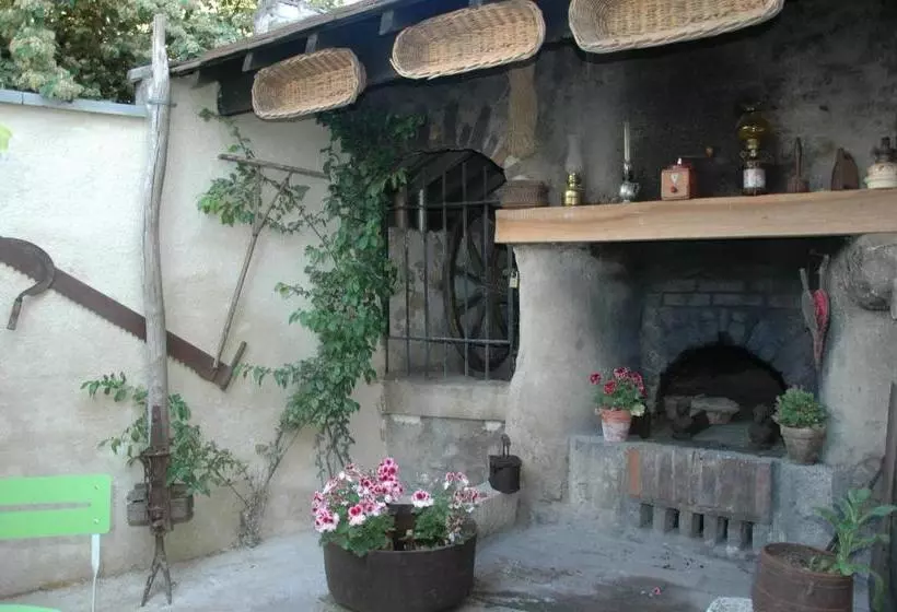 پانسیون Aux Roses Tremières