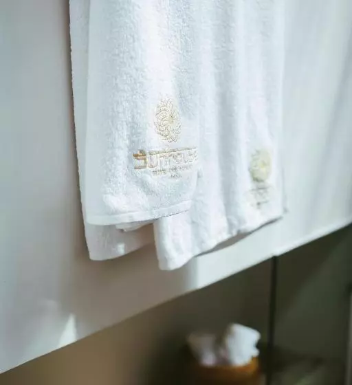 Retkeilymaja Sunhouse, Mandala Village