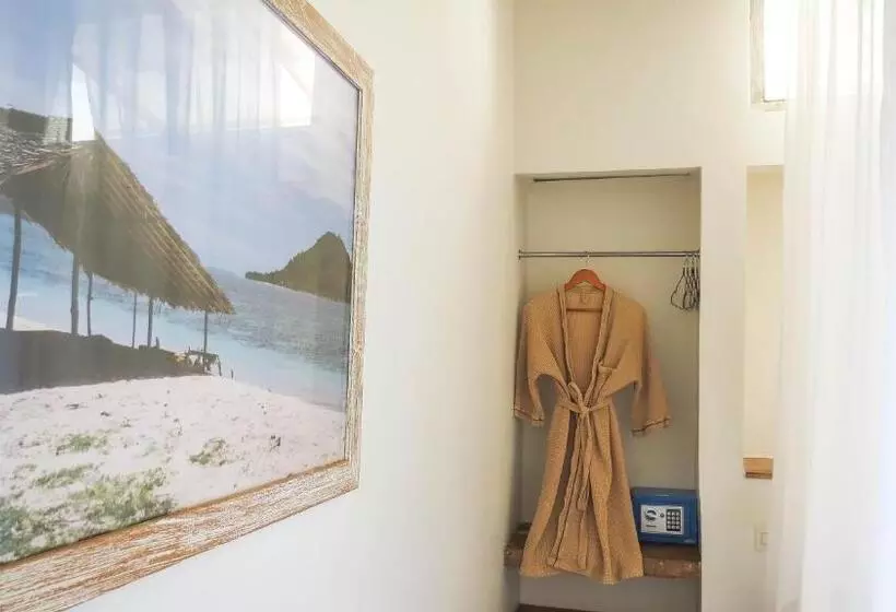 Retkeilymaja Sunhouse, Mandala Village