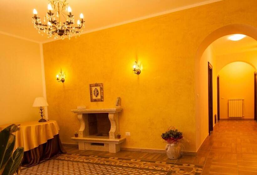 Отель Il Casale Della Regina