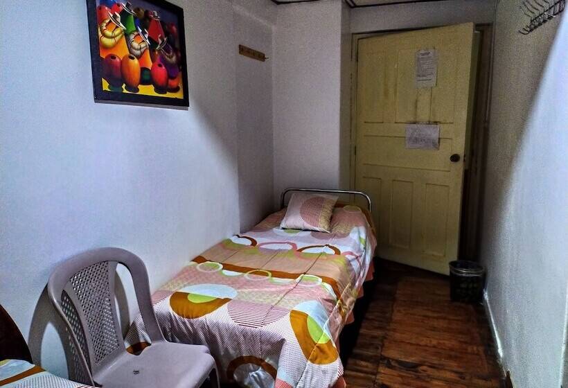 Panzió Hostal Latitud Ecuem