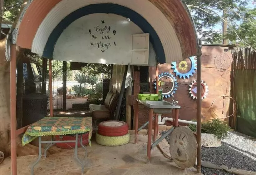 پانسیون Kai Oms Backpackers Lodge