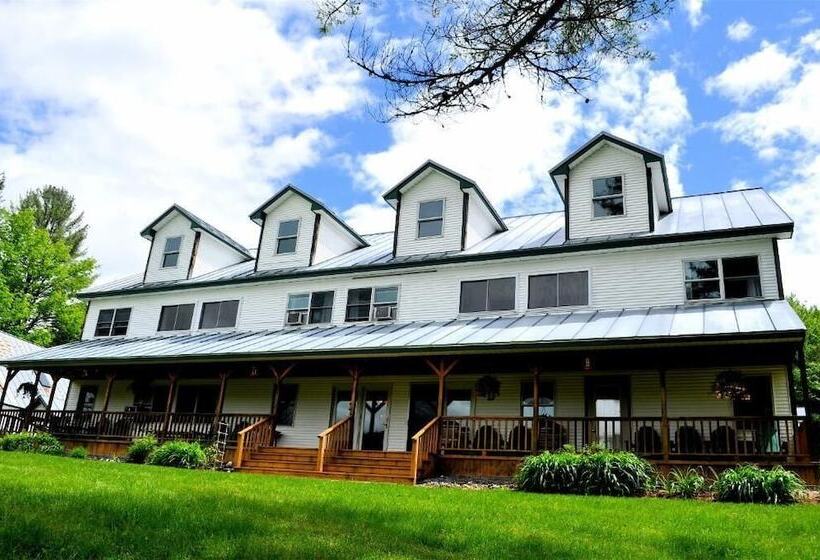 הוסטל Inn By The River