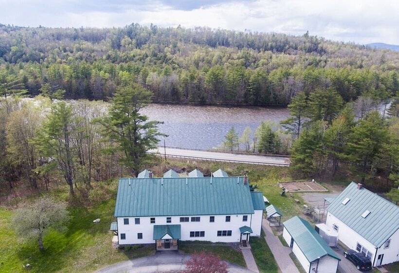 הוסטל Inn By The River