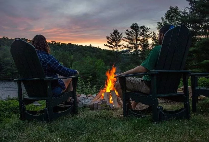 Retkeilymaja Inn By The River