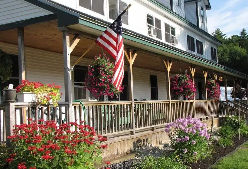 Retkeilymaja Inn By The River