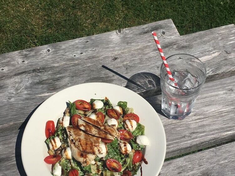 הוסטל Inn By The River