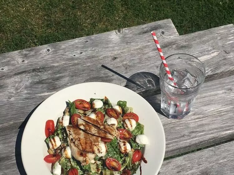 Retkeilymaja Inn By The River