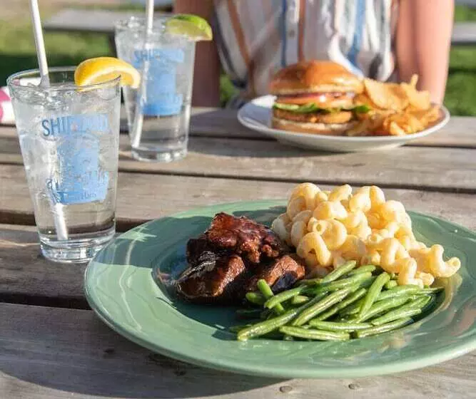 Retkeilymaja Inn By The River