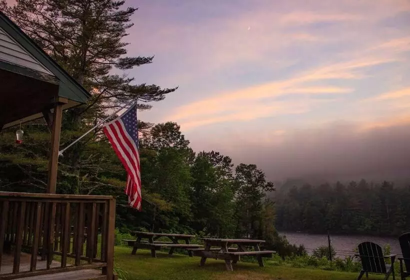 Retkeilymaja Inn By The River