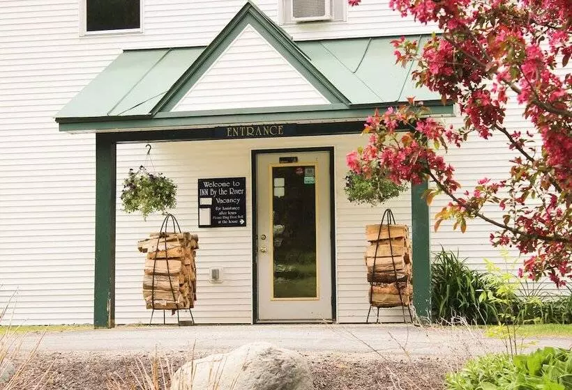 Retkeilymaja Inn By The River