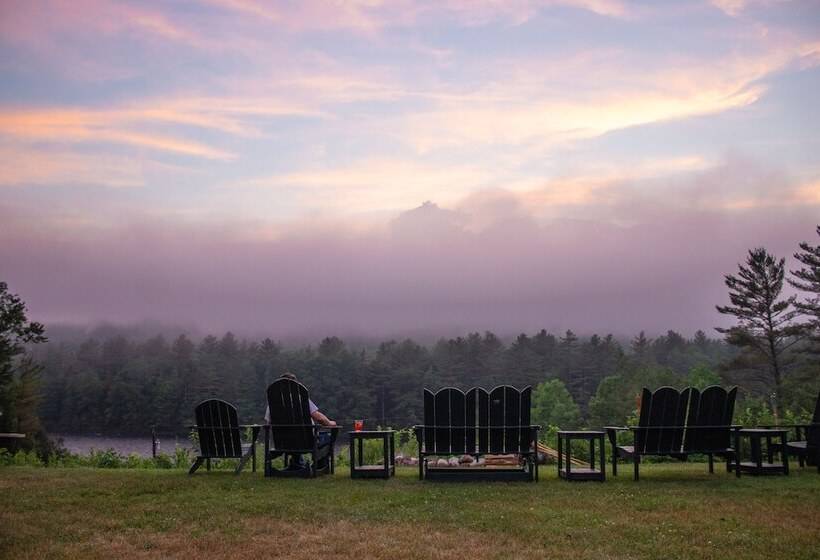 הוסטל Inn By The River