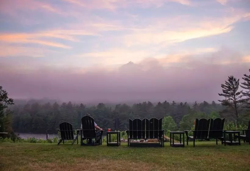 Retkeilymaja Inn By The River