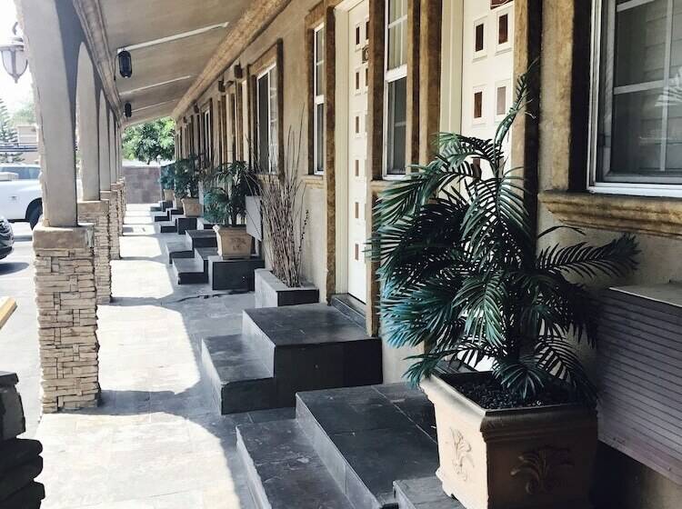 فندق على الطريق Royala Inn