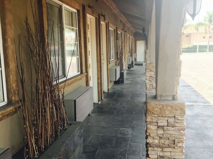 فندق على الطريق Royala Inn