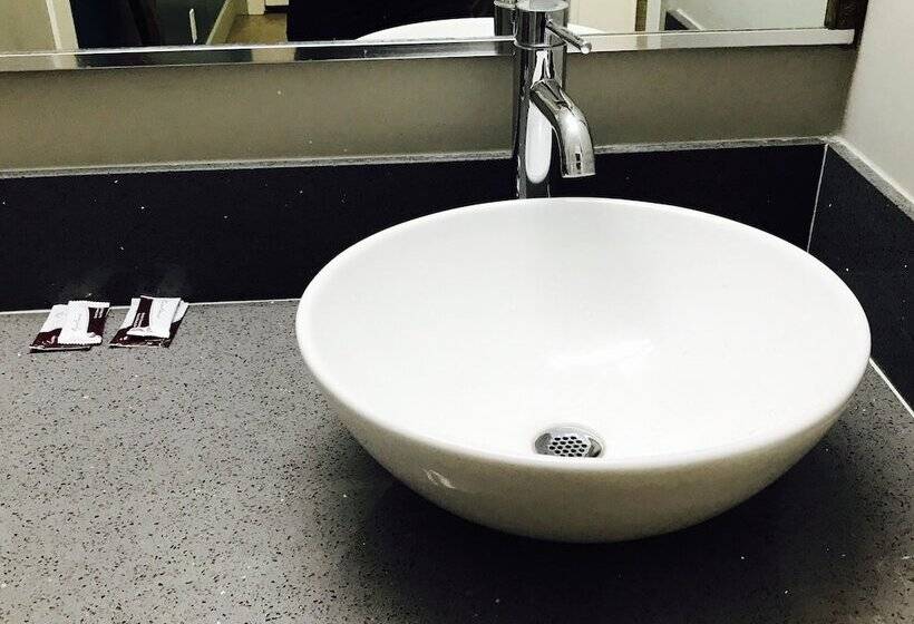 فندق على الطريق Royala Inn