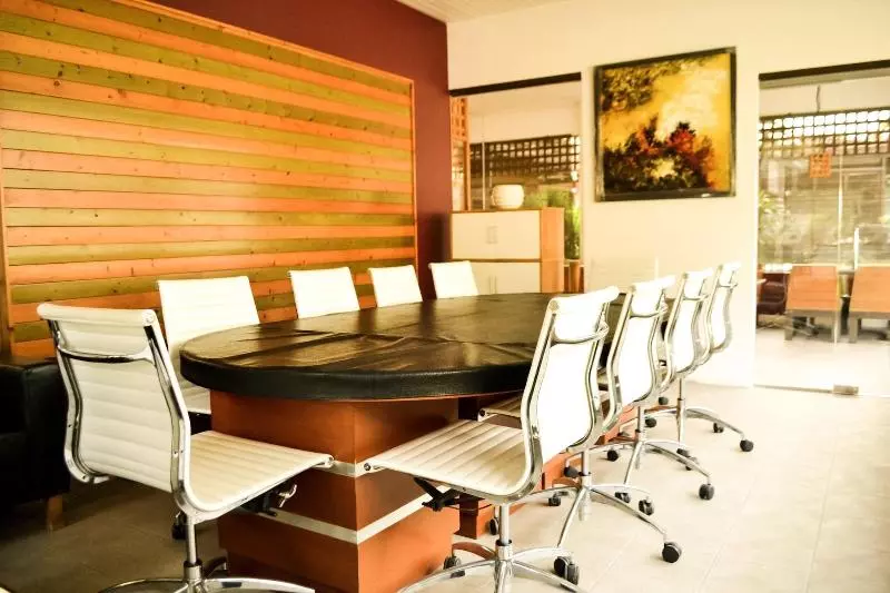 پانسیون Qi  And Club