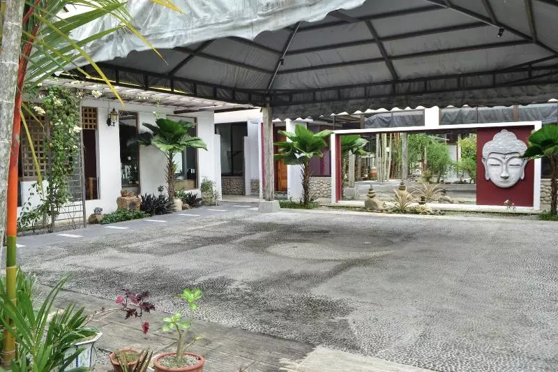 پانسیون Qi  And Club