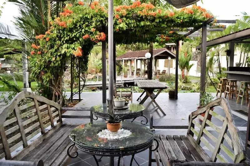 پانسیون Qi  And Club