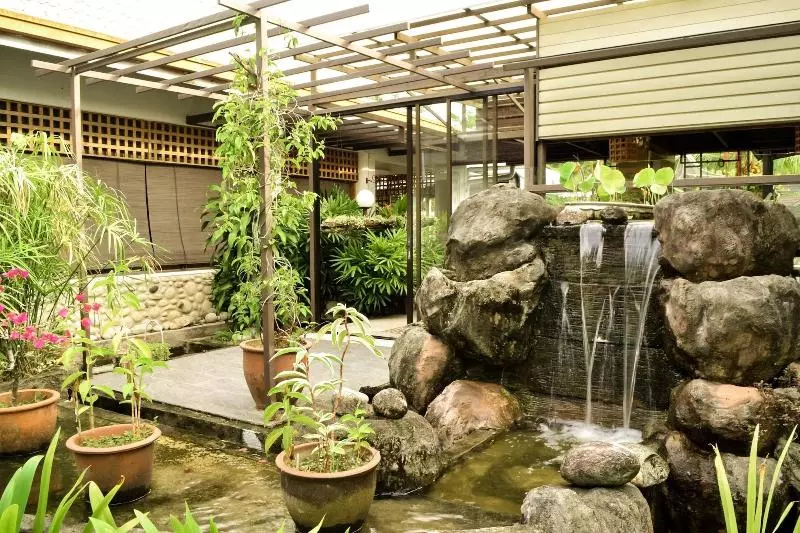 پانسیون Qi  And Club