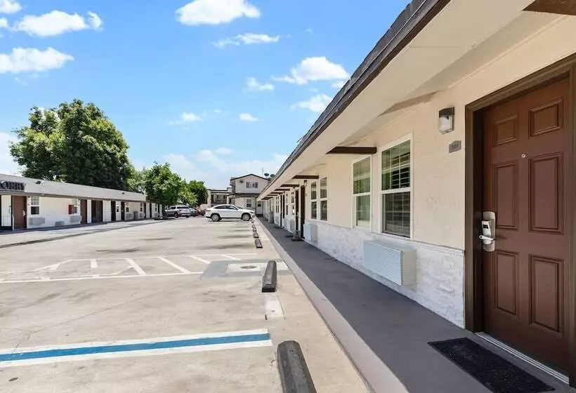 Hotelli Le Blanc Inn & Suites