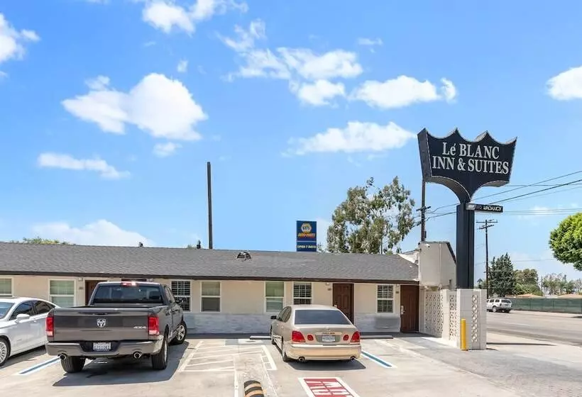 Hotelli Le Blanc Inn & Suites