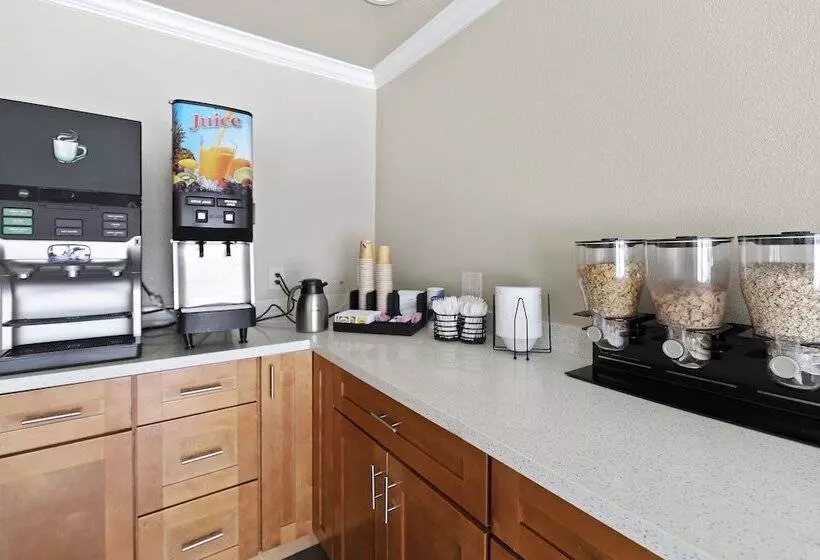 Hotelli Le Blanc Inn & Suites