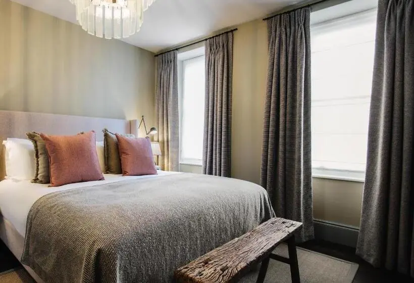 ホテル Blonde Hedgehog