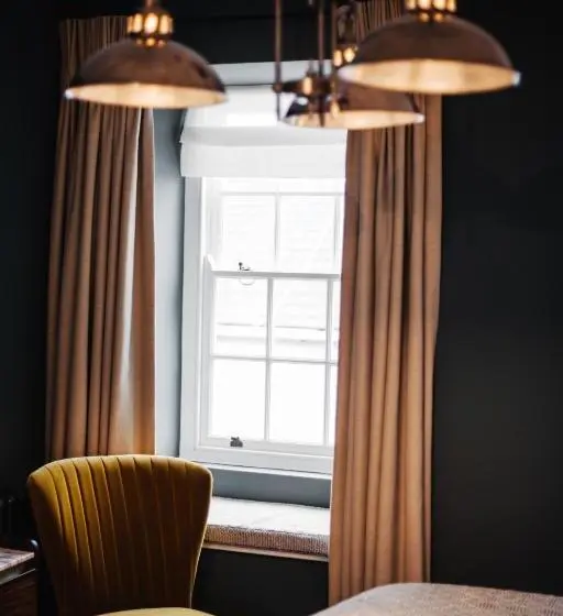 ホテル Blonde Hedgehog