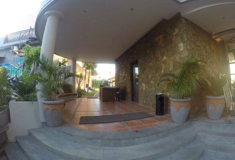 בית מלון כפרי Labomie Uluwatu