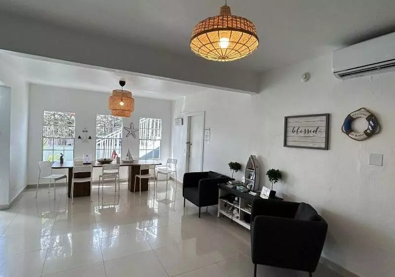 پانسیون The Pelican Poshtel