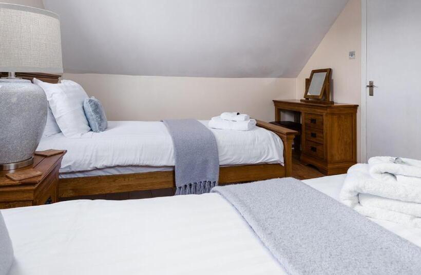 تختخواب و صبحانه Croft Na Coille
