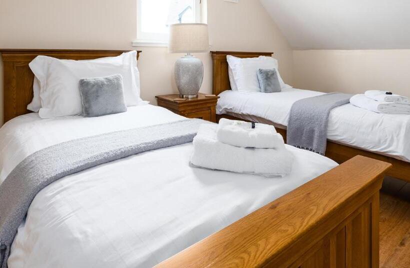 تختخواب و صبحانه Croft Na Coille