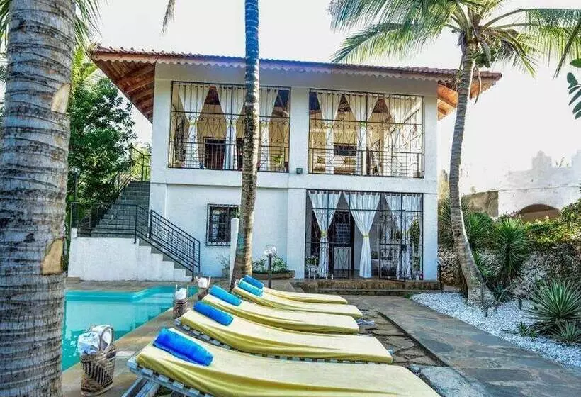 تختخواب و صبحانه Watamu Sunflower House