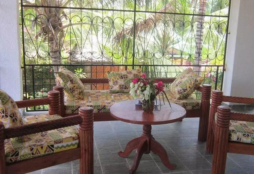 تختخواب و صبحانه Watamu Sunflower House