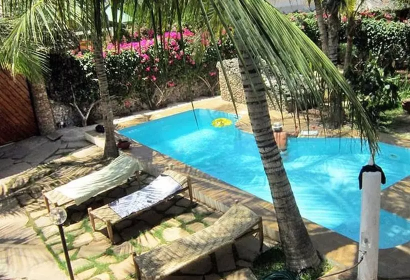 تختخواب و صبحانه Watamu Sunflower House