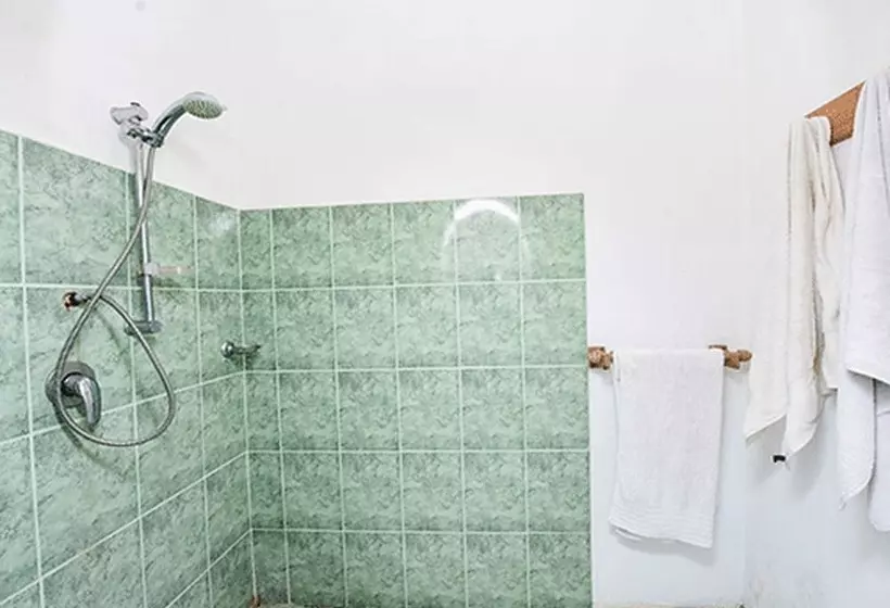 تختخواب و صبحانه Watamu Sunflower House
