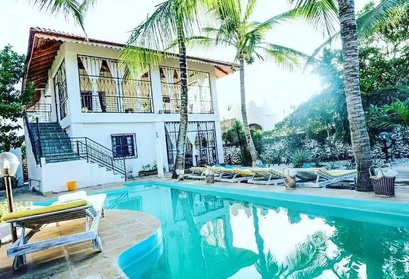 تختخواب و صبحانه Watamu Sunflower House