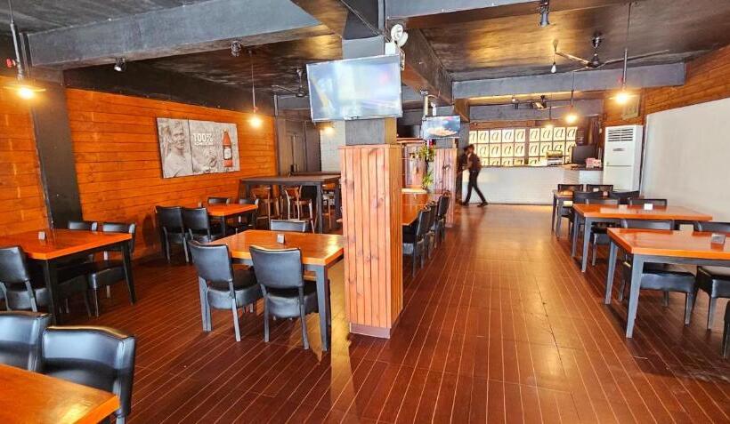 فندق The Lion Pub &