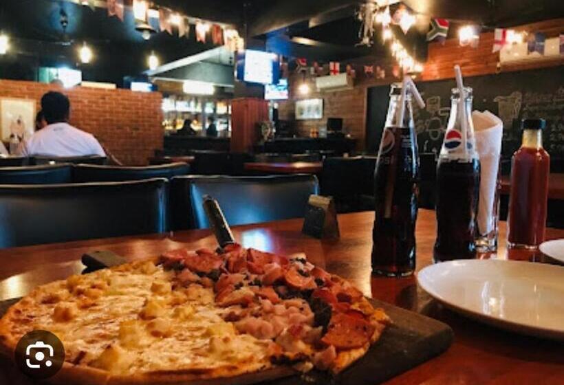 فندق The Lion Pub &