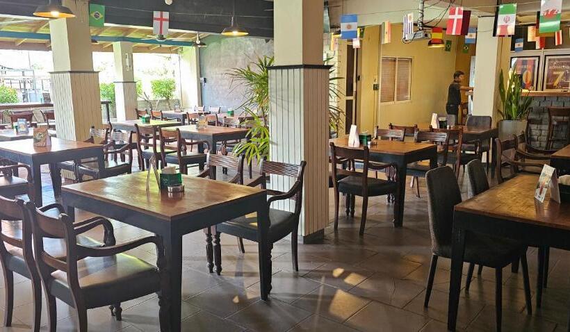 فندق The Lion Pub &