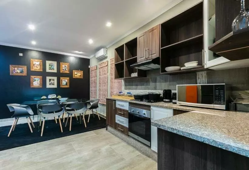پانسیون Gemstone Suites