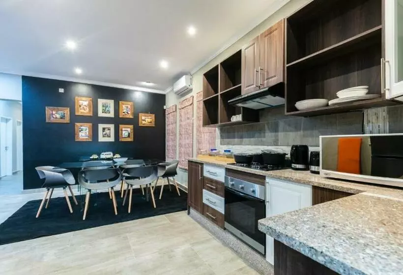 پانسیون Gemstone Suites