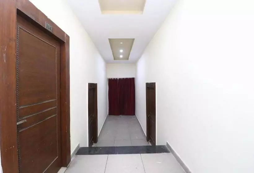 هتل Oyo 29820 R Plaza