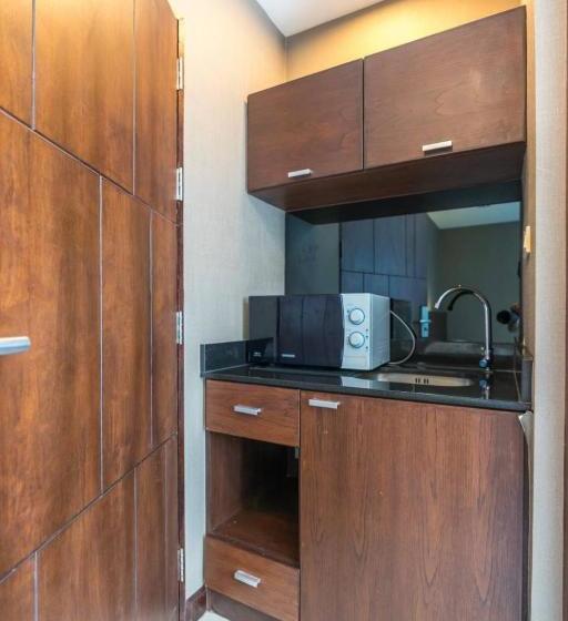 הוסטל Escape Inn